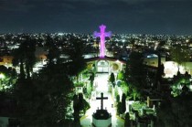 En la víspera del Día de Todos los Santos, cuando la tradición marca la llegada de las almas de todos los niños fallecidos, los camposantos de Xahuento y de San Martín fueron iluminados.