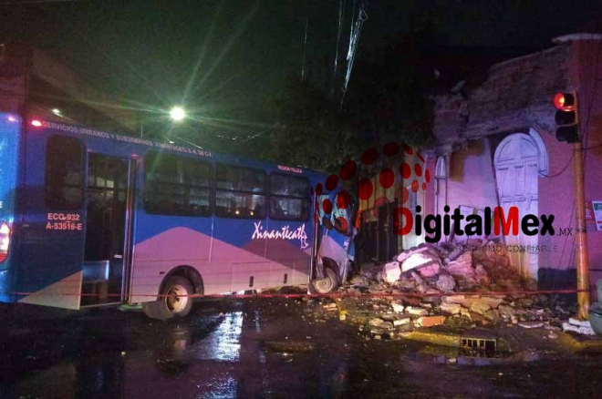 #Video #Toluca: Otra imprudencia, autobús no respetó el alto, y hay 19 lesionados