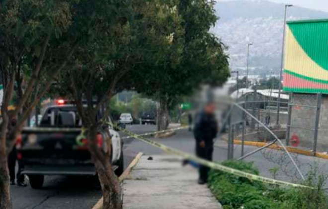 Hallan muerto a hombre junto a centro comercial, en Tlalnepantla