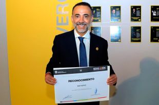 Fernando Flores recibe premio por buenas prácticas municipales