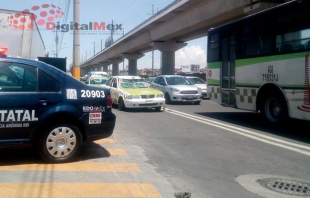 Riñen taxista y automovilista al protagonizar choque en Toluca
