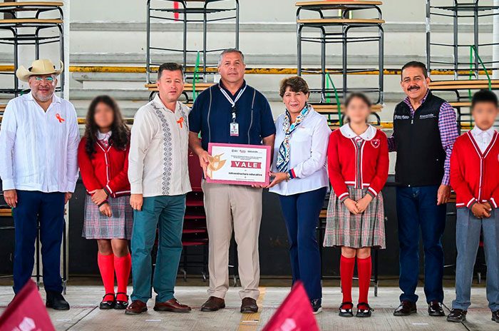 La gobernadora Delfina Gómez Álvarez encabezó la entrega de apoyos para mejorar la infraestructura educativa en cinco escuelas de Zacazonapan.