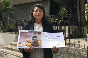 La maestra Guillermina González Buendía destaca con su tercer lugar en el Concurso de Fotografía &quot;Gastronomía Artística Mexiquense&quot;.
