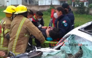 Cae árbol encima de auto en #Tenancingo; deja un muerto y tres heridos