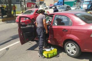 En el incidente quedaron involucrados un auto gris y un vehículo Chevrolet Atos.