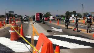 Un trailer de doble semiremolque cruzó a velocidad la caseta de cobro del Circuito Mexiquense