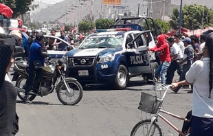 #Video: Comerciantes y policías se enfrentan en #ValleDeChalco; hay patrullas destruidas y heridos