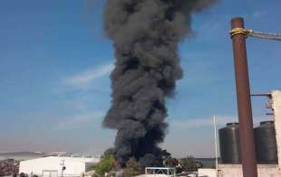 #Video: Fuerte incendio consume llantera en #Tultitlán