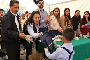 La alcaldesa entregó estos apoyos a más de 700 estudiantes