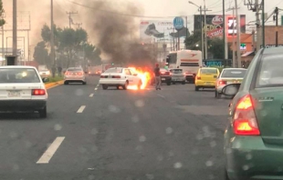 Se incendia vehículo en Bulevar Aeropuerto
