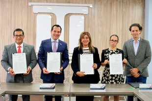 Representantes del TRIJAEM, encabezados por su presidente, Luis Eduardo Gómez García, junto con autoridades de Cuautitlán y representantes de las empresas participantes durante la firma del convenio de conciliación.