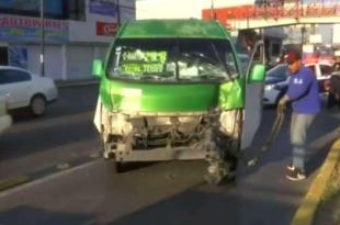 El accidente se registró en la subida al puente vehicular Juan Pablo II, a la altura de Villa de Las Flores, con dirección hacia Ecatepec.