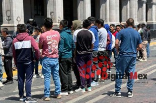 Los estudiantes llegaron pasadas las 12 del mediodía sobre la Avenida Sebastián Lerdo de Tejada, en el que pidieron a las autoridades educativas cumplir con los acuerdos previamente pactados.