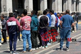 Los estudiantes llegaron pasadas las 12 del mediodía sobre la Avenida Sebastián Lerdo de Tejada, en el que pidieron a las autoridades educativas cumplir con los acuerdos previamente pactados.