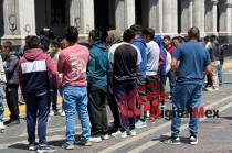 Los estudiantes llegaron pasadas las 12 del mediodía sobre la Avenida Sebastián Lerdo de Tejada, en el que pidieron a las autoridades educativas cumplir con los acuerdos previamente pactados.