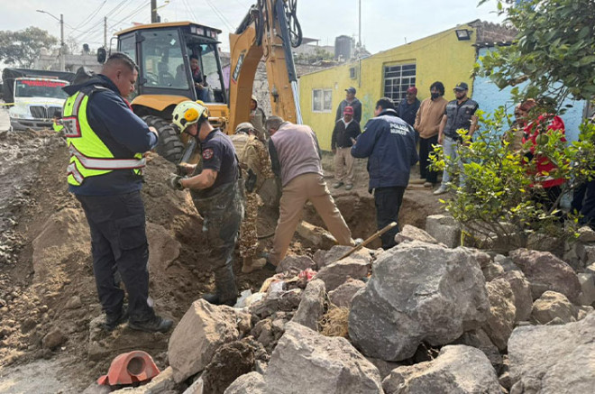 Personal del gobierno de Ecatepec realiza labores para sellar de forma definitiva una toma clandestina de combustible, clausurada desde 2022 en la colonia Jardines de Morelos.