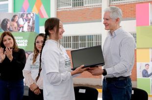 Entrega Alfredo Del Mazo becas y laptops