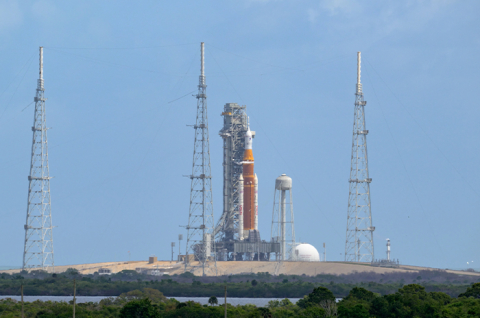 El cohete SLS con la nave Orion despega desde Florida en la misión Artemis II, marcando el regreso de astronautas al entorno lunar tras más de 50 años.