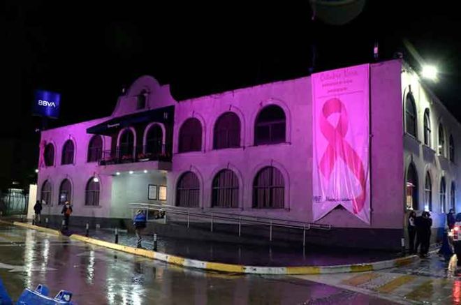 La presidenta municipal Romina Contreras anunció que durante todo el mes de octubre se iluminarán de color rosa edificios públicos del municipio.