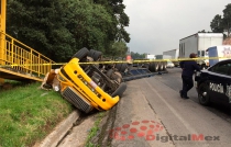 México-Toluca: vuelca tráiler y fallece chofer