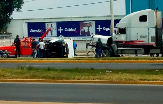 Tráiler se lleva una camioneta y poste de luz en Sendero