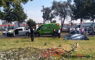 Choca camioneta de escoltas en Tollocan; hay dos heridos