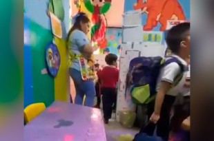La agresora, identificada como Jacqueline Elizabeth &quot;N&quot;, fue grabada agrediendo a un niño. 