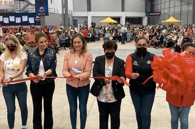 En el evento, la Fundación &quot;Todos en Marcha&quot; llevó a cabo rifas de grandes premios para los adultos mayores.