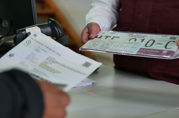 Video: Edoméx condona hasta 100% de tenencia al renovar placas