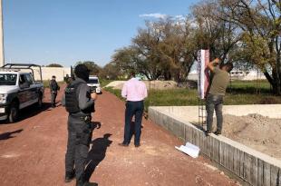 Durante el operativo se constató que ya se encuentran delineadas tres calles con gravilla y siete postes de concreto.