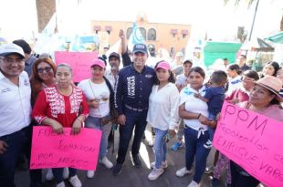 Vargas del Villar encabezó una caminata por las calles principales de Tepotzotlán, en donde recibió muestras de afecto