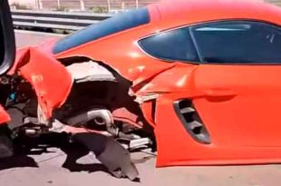 El vehículo de color naranja quedó completamente destrozado tras estrellarse en la autopista en dirección a la Ciudad de México. 