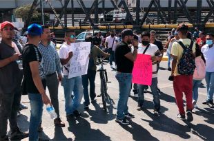 Grupos de personas se manifestaron contra los regidores que no asistieron a la sesión del Cabildo