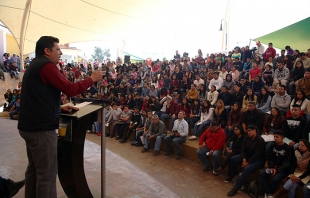 Ana Lilia Herrera entrega tabletas electrónicas en Metepec