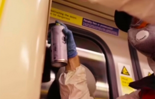 Metro de Londres elimina obra de Banksy; promovía el uso de cubrebocas