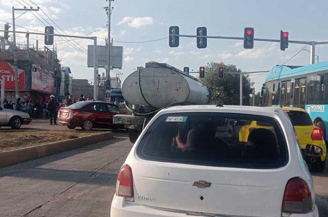 Habitantes de la colonia Sagitario 10 exigen el restablecimiento del servicio tras varios días sin suministro; el bloqueo afecta la Línea 1 del Mexibús