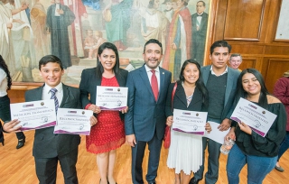 Premia Cruz Roa a ganadores de concurso de oratoria