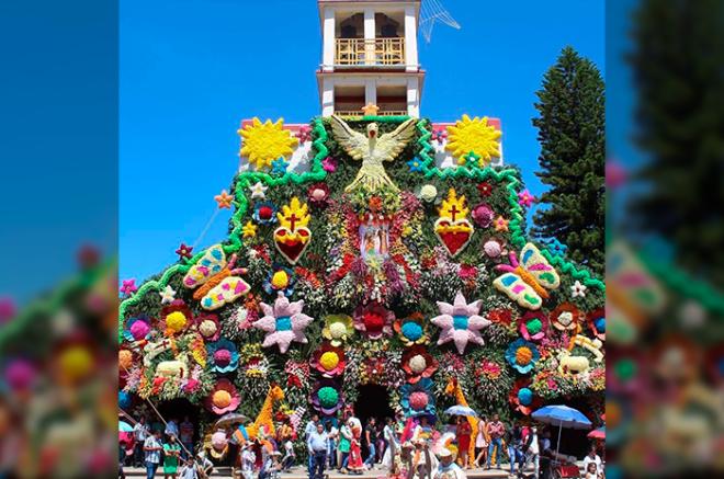 Floricultores de Tenancingo adornaron la entrada y el interior del Templo de Santa Ana Ixtlahuatzingo en honor a San Joaquín y la Señora de Santa Ana.