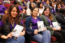 En el marco del Día Naranja, se presentó la obra: ¿Qué veo cuando me veo?, por parte de la Asociación Civil “Ellas en Escena” en el Teatro Centenario.