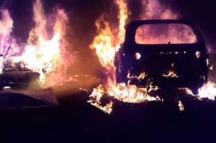 Furiosos, los vecinos incendiaron autos, en Naucalpan