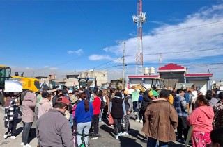 ¡Alerta! Vecinos de Santa Cruz Atizapán bloquean la Mexicaltzingo-Santiago Tianguistenco