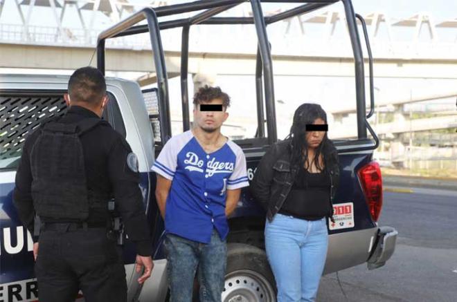Detienen a pareja dedicada al robo con violencia de autos, en #Ecatepec