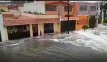 Rescatan a niños y adultos en estancia de Valle Dorado, atrapados por inundación