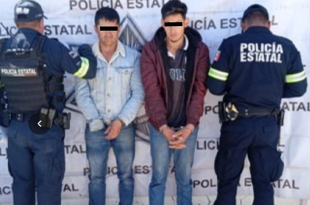 Elementos de la SSEM detuvieron a dos presuntos extorsionadores en Almoloya de Juárez; les aseguraron dinero en efectivo, celulares y decenas de chips.
