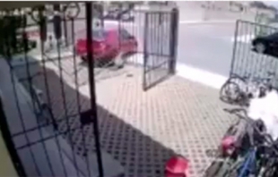 #Video: Mujer se echa de reversa y arrolla a padre y sus dos hijas, en Tecámac