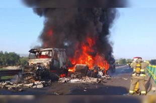 Tráiler cargado con alambrón quedó reducido a cenizas tras chocar e incendiarse en el Arco Norte, a la altura de Tula de Allende.