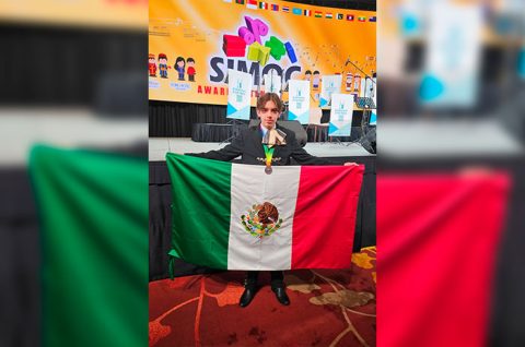 Con la bandera de México entre las manos, Rodrigo celebró un logro que también siente de Polotitlán, del Estado de México y de todos quienes creyeron en él.