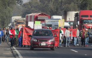 Trabajadores en huelga marchan en Atenco para exigir pago de salarios