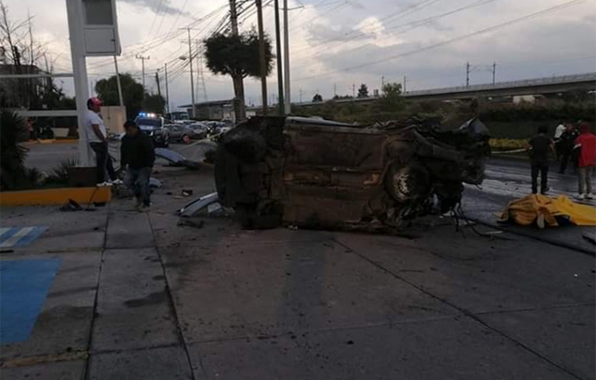 #DeÚltimaHora: Mueren dos personas en volcadura en #Metepec