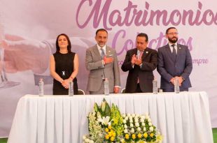 El evento fue amenizado por mariachi y después del enlace repartieron comida y pastel a las parejas y a las personas reunidas en la plaza.